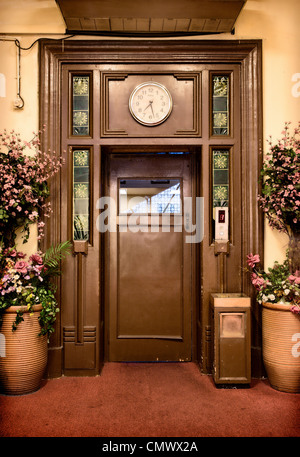 alte Vintage Aufzugstür in der lobby Stockfoto