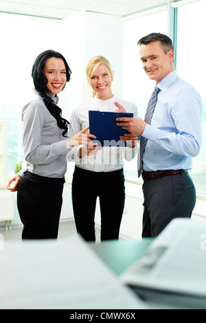 Blick in die Kamera während der Diskussion Geschäftsleute planen Stockfoto