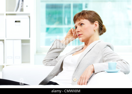 Porträt der intelligente Geschäftsfrau denken im Büro Stockfoto