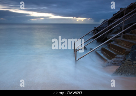 Wellen Waschen über Treppe ins Meer.   Machans Beach, Cairns, Queensland, Australien Stockfoto