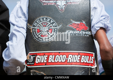 Bullrider Weste mit Aufklebern dekoriert. Mareebaa Rodeo, Mareeba, Queensland, Australien Stockfoto