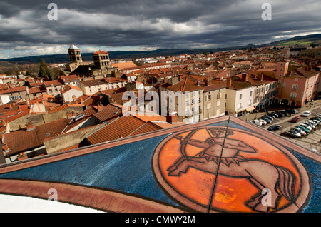 Mit Blick auf Issoire aus der Sicht mit der romanischen Kirche von St. Austremoine im Zentrum, Auvergne, Frankreich. Europa. Stockfoto