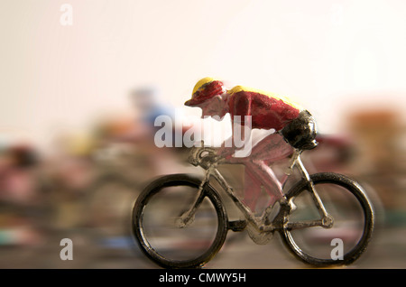 Metall-Figuren der altmodischen Radfahrer. Stockfoto