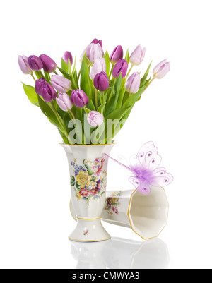 Zwei antike Porzellan-Vasen mit Tulpen und Schmetterling auf weißem Hintergrund Stockfoto