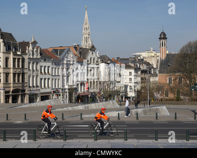 Polizisten patrouillieren in der Stadt auf Fahrräder, Brüssel, Belgien Stockfoto