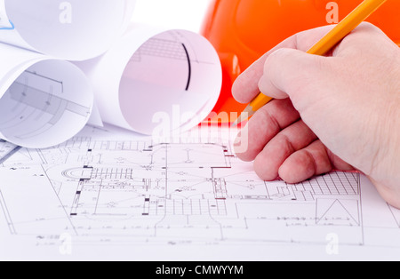 Architekt nimmt Änderungen an der Dokumentation auf der Baustelle Stockfoto