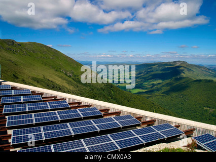 Solarparks mit Sonnenkollektoren array in ländlichen Cantal, Auvergne, Frankreich, Europa Stockfoto