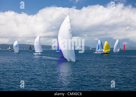 Yacht-Rennen in der Whitsunday Passage während Hamilton Island Race Week. Whitsundays, Queensland, Australien Stockfoto