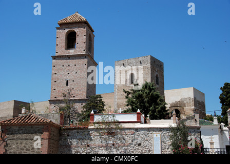 Schloss del Cerro de las Torres mit Kapellen im Vordergrund, Alora, Provinz Malaga, Andalusien, Spanien in Westeuropa. Stockfoto