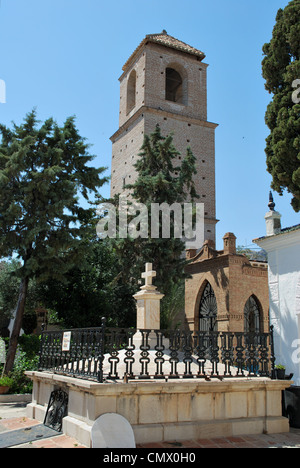 Reste der inzwischen aufgelösten Friedhof mit Turm nach hinten, Schloss del Cerro de las Torres, Almunecar, Andalusien, Spanien in Westeuropa. Stockfoto