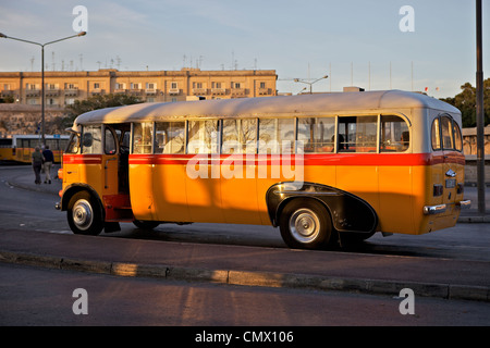 Gelbe Leyland Bus in Malta Stockfoto