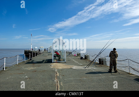 Leute angler angeln aus Clacton Pier in Essex. Stockfoto