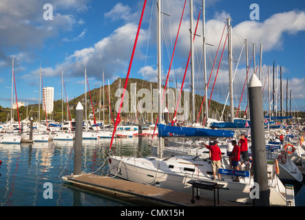 Racing Yachten in der Marina in Hamilton Island Race Week. Hamilton Island, Whitsundays, Queensland, Australien Stockfoto