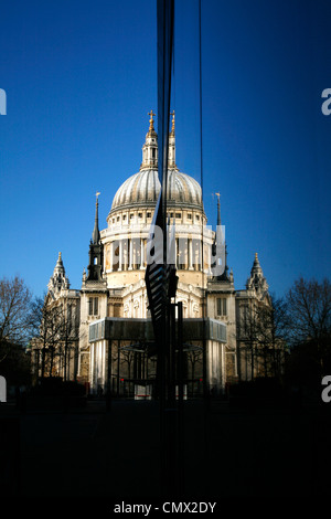 St. Pauls Cathedral spiegelt sich in der Glasfront der Jamie Oliver Barbecoa Restaurant in neue Änderung, City of London, UK Stockfoto