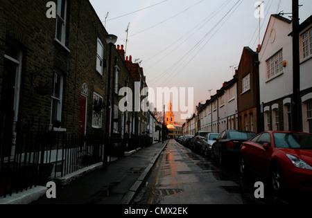 Nachschlagen von Straightsmouth zu einer sonnenbeschienenen St Alfege Kirche, Greenwich, London, Großbritannien Stockfoto