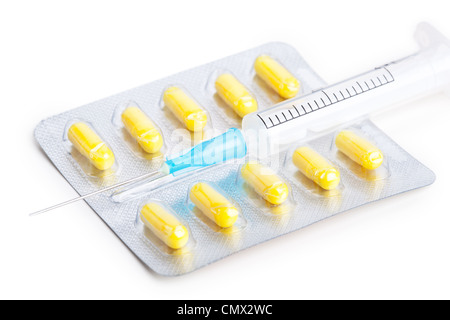 Pillen und Spritze, Closeup auf weiß Stockfoto