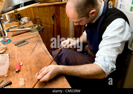 Machen die Kopfplatte des Bogens, Raffin Workshop Bowmakers, Paris Stockfoto