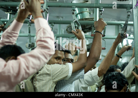 Masse der Pendler auf eine indische Zug Stockfoto