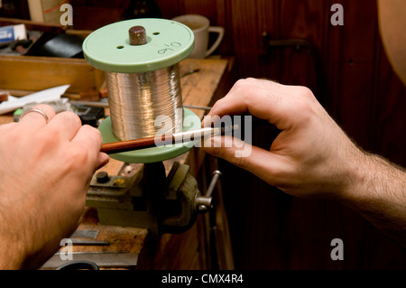 Setzen das Plätschern auf dem Vorschiff, Raffin Workshop Bowmakers, Paris Stockfoto