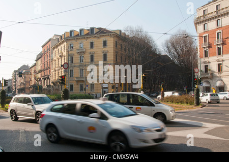 Stark befahrene Straße-Kreuzung in Mailand Stockfoto