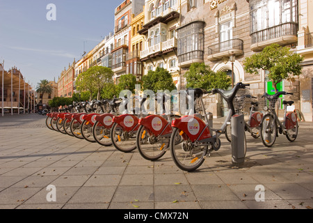 Reihen von Fahrräder zu mieten in Sevilla, Spanien Stockfoto