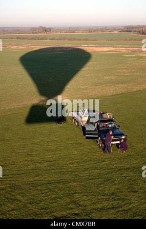 Schatten der Jungfrau Heißluftballon auf dem Boden nur nach dem Start vom alten Buckenham Flugplatz, Norfolk, Großbritannien Stockfoto