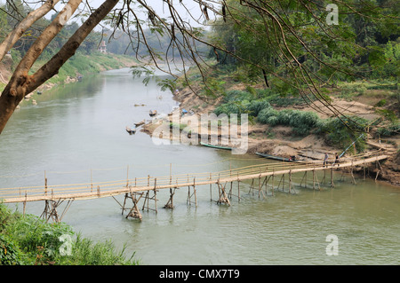 Wanderer eine Bambus-Brücke über Nam Khan Fluss Luang Prabang Laos Stockfoto