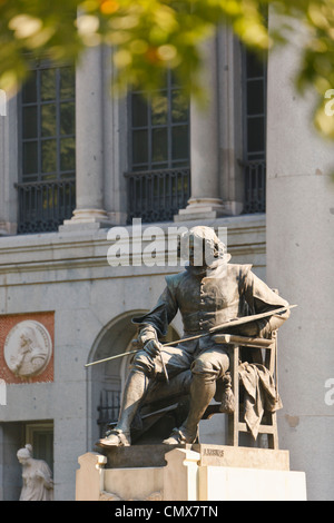 Madrid, Spanien. Statue des spanischen Künstlers Diego Velazquez außerhalb der El Prado-Museum. Stockfoto