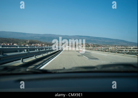 Kegel in den Jura Bergen auf der Autoroute des Titans Verkehr Richtung Norden von Genf in der Nähe von Nantua Stockfoto