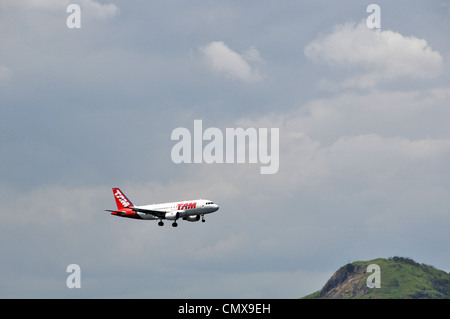 Tam-Flugzeug landet auf dem Flughafen Santos Dumont Rio De Janeiro Brasilien Stockfoto