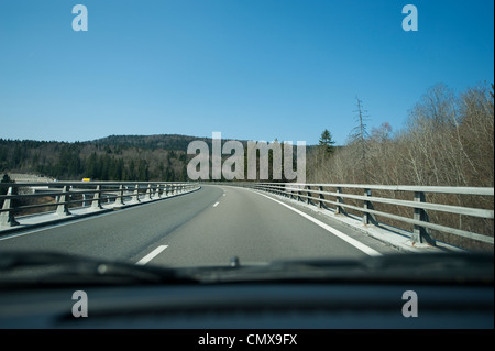 Über eine hohe Viadukt im Jura auf der Autoroute des Titans fahren Richtung Norden von Genf in der Nähe von Nantua Stockfoto