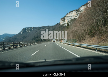 Fahrt durch eine Böschung im Jura auf der Autoroute des Titans Richtung Norden von Genf in der Nähe von Nantua Stockfoto