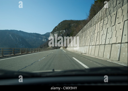 Fahrt durch eine Böschung im Jura auf der Autoroute des Titans Richtung Norden von Genf in der Nähe von Nantua Stockfoto