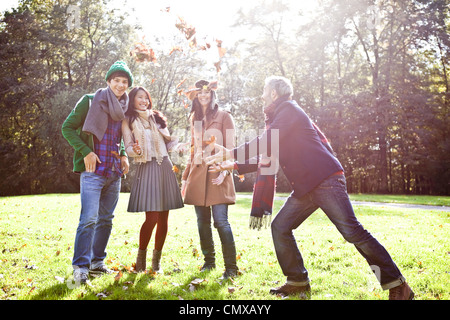 Deutschland, Köln, Mann und Frau genießen im Park, Lächeln Stockfoto