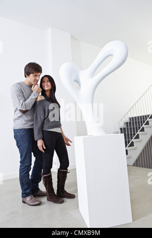 Deutschland, Köln, junges Paar in der Kunstgalerie, Lächeln Stockfoto