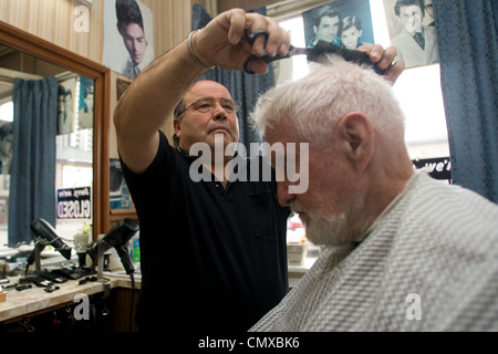 London Ontario, Kanada - 28. März 2012. Vincenzo Ioele von "Vince es Barber Shop" kümmert sich Stammkunden George Stovel. Stockfoto