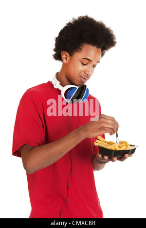 Schwarzer Teenager isst Pommes frites Stockfoto