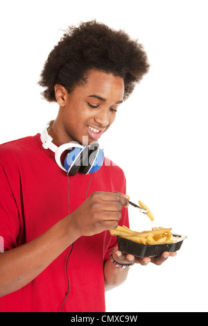 Schwarzer Teenager isst Pommes frites Stockfoto