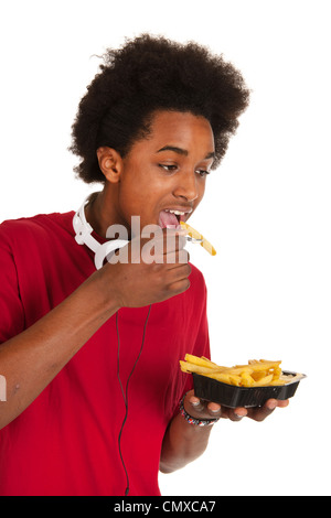 Schwarzer Teenager isst Pommes frites Stockfoto