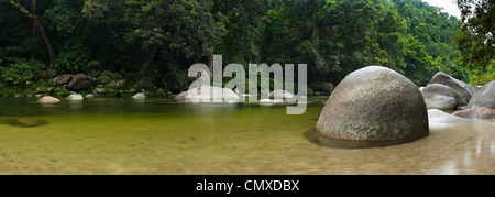 Mossman Schlucht - eine beliebte Süßwasser Schwimmbereich im Daintree Nationalpark. Mossman, Queensland, Australien Stockfoto