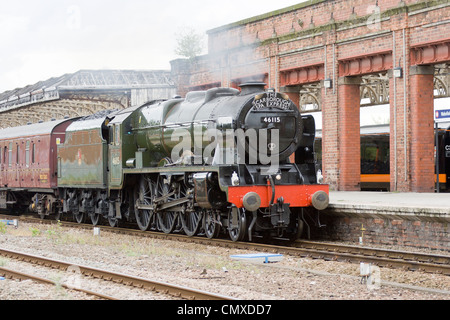 Dampflok zieht einen Personenzug auf der Hauptstrecke in Wakefield, West Yorkshire Stockfoto