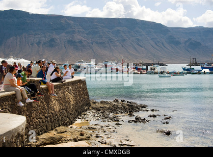 Touristen genießen die Aussicht Stadt von Caleta del Sebo Insel La Graciosa, Kanarische Inseln, Spanien Stockfoto