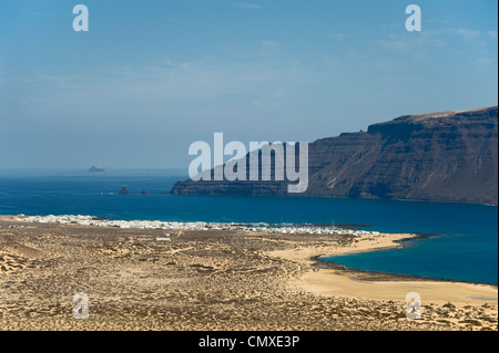 Blick über die Insel La Graciosa in Richtung der Hauptort Caleta del Sebo mit Lanzarote im Hintergrund Stockfoto