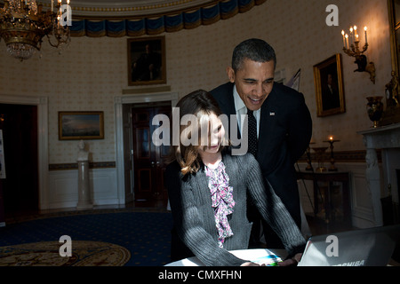 Präsident Barack Obama sieht über die Schulter von Hannah Wyman, 11, wie sie ihr Projekt im blauen Zimmer, während die zweite jährliche White House Science Fair 7. Februar 2012 in Washington, DC zeigt. Stockfoto