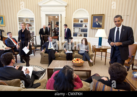 Präsident Barack Obama spricht mit Senior Advisor Valerie Jarrett vor Beginn einer Sitzung mit Beratern im Oval Office 7. Februar 2012 in Washington, DC. Stockfoto