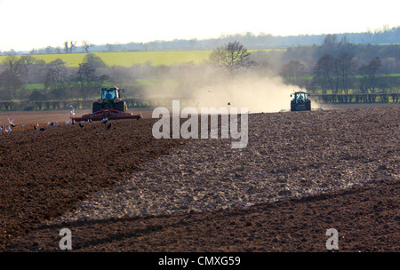 Landwirte, die Vorbereitung einer trockenen Bereich unter fast Dürrebedingungen für Frühling planting'North Norfolk "UK Stockfoto