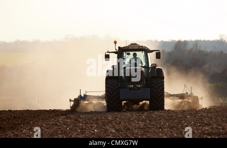 Landwirte, die Vorbereitung einer trockenen Bereich unter fast Dürrebedingungen für Frühling planting'North Norfolk "UK Stockfoto