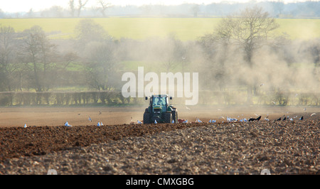 Landwirte, die Vorbereitung einer trockenen Bereich unter fast Dürrebedingungen für Frühling planting'North Norfolk "UK Stockfoto