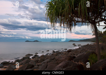 Dämmerung über die Coral Sea in der Nähe von Ellis Beach, Cairns, Queensland, Australien Stockfoto