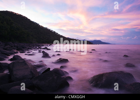 Dämmerung über die Coral Sea in der Nähe von Wangetti Beach, Cairns, Queensland, Australien Stockfoto